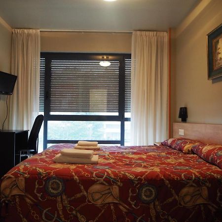 ホテル ホスタル アセッラ パンプローナ エクステリア 写真 A room at the hotel