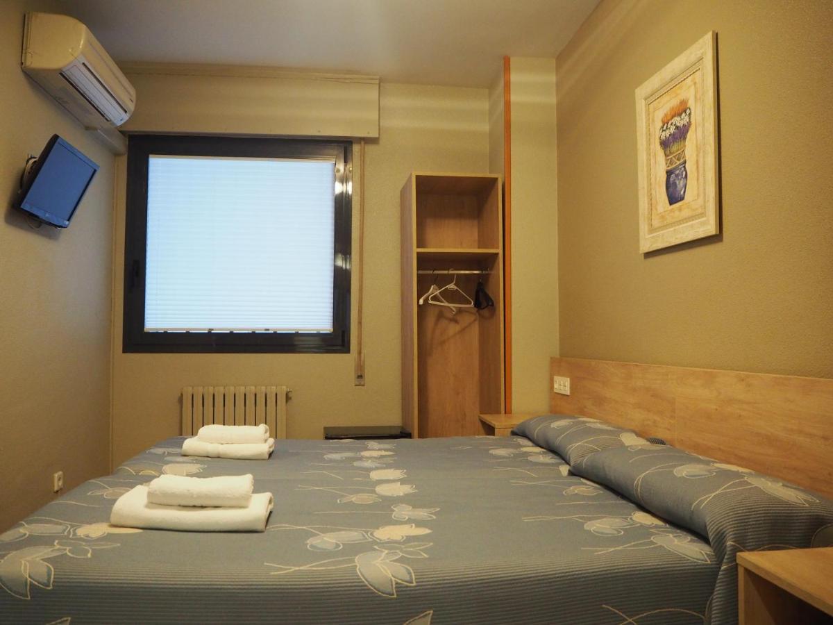 ホテル ホスタル アセッラ パンプローナ エクステリア 写真 A room at the hotel