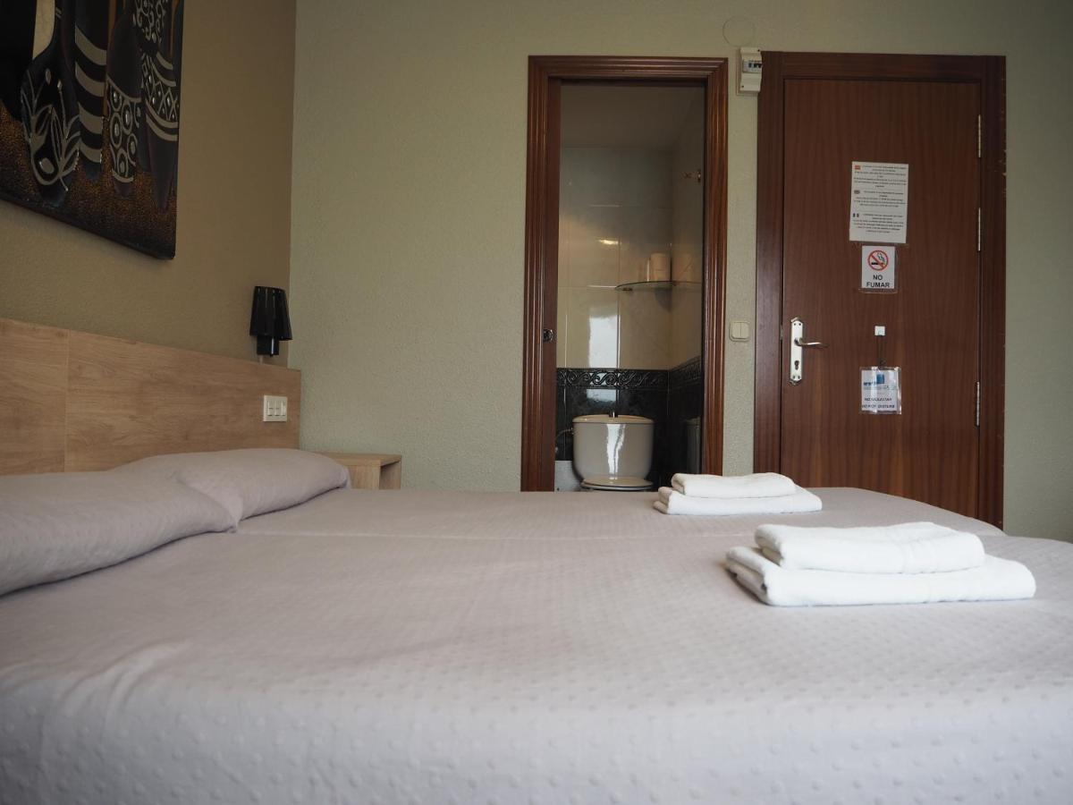 ホテル ホスタル アセッラ パンプローナ エクステリア 写真 A room at the hotel