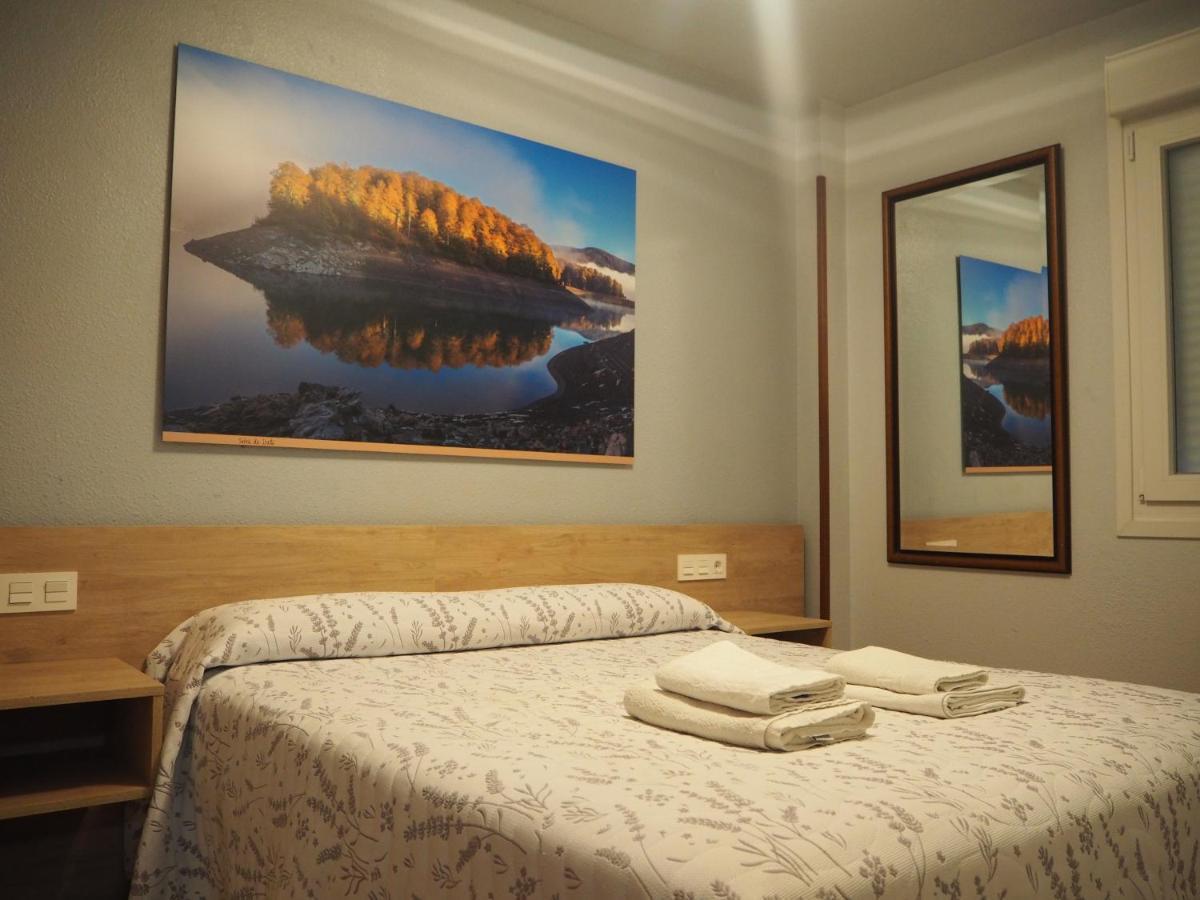 ホテル ホスタル アセッラ パンプローナ エクステリア 写真 A room at the hotel
