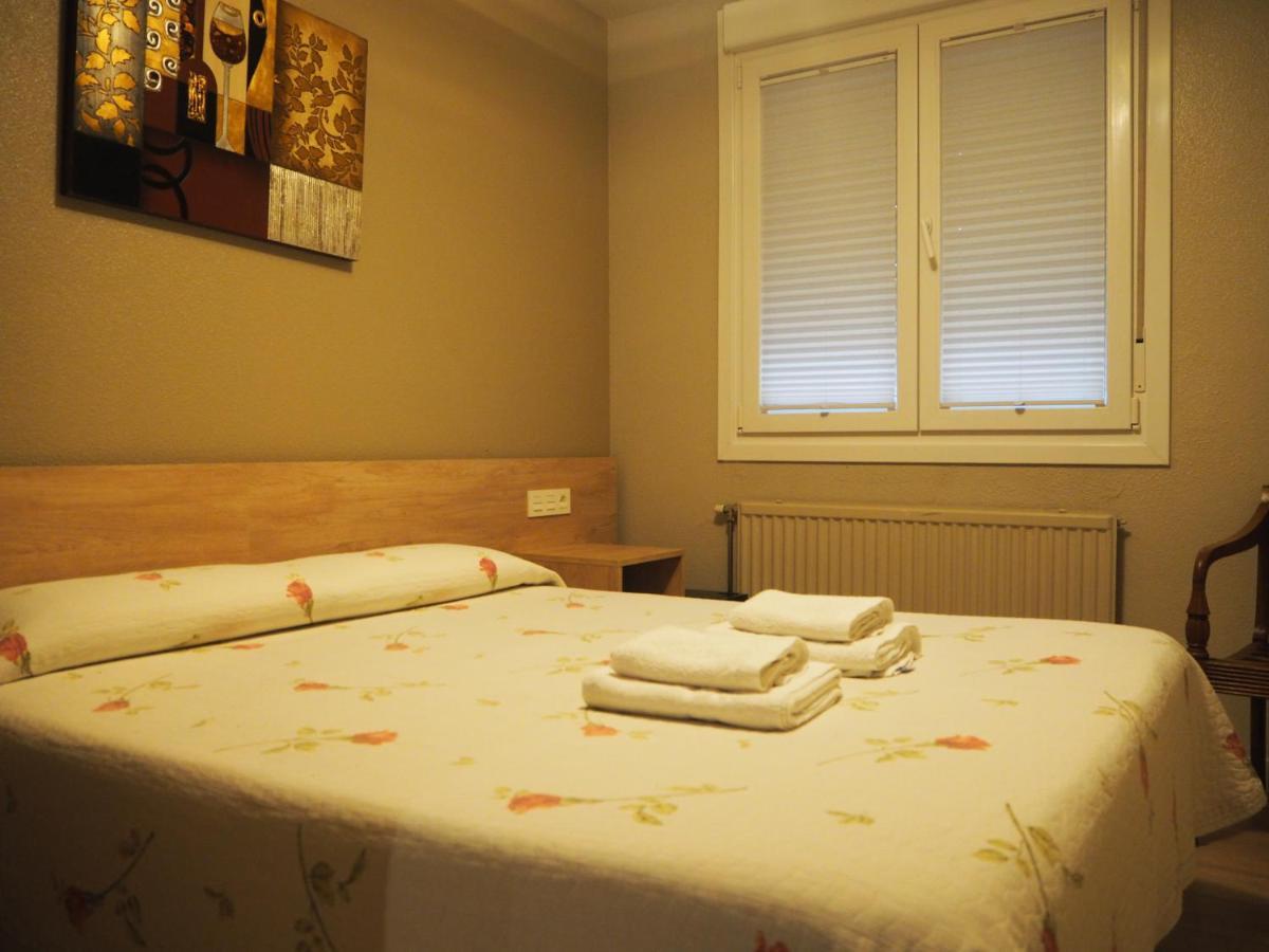 ホテル ホスタル アセッラ パンプローナ エクステリア 写真 A guest room at the hotel