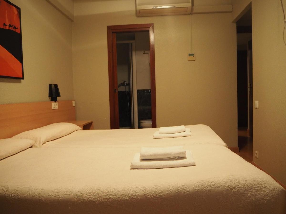 ホテル ホスタル アセッラ パンプローナ エクステリア 写真 A room at the hotel