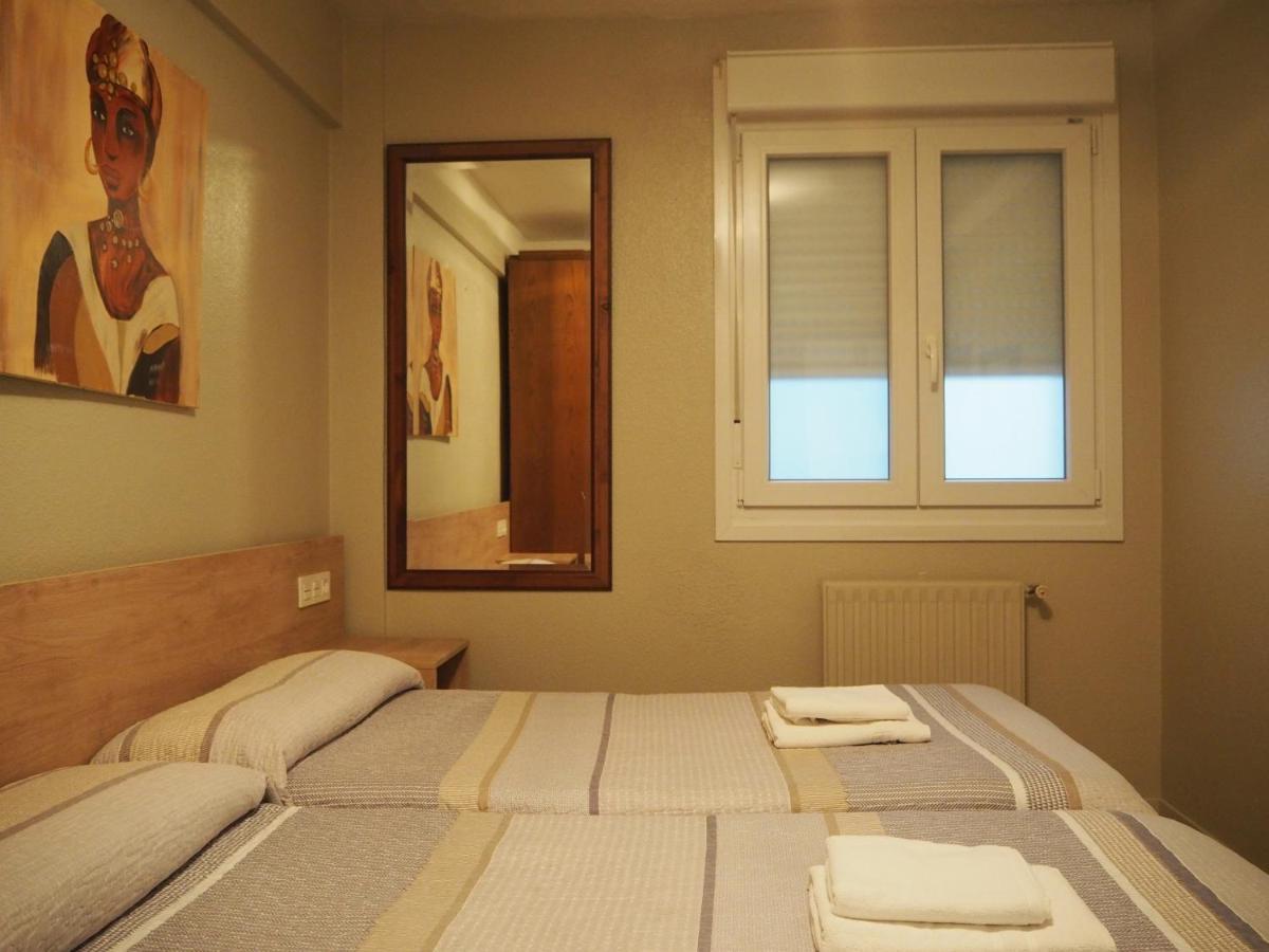 ホテル ホスタル アセッラ パンプローナ エクステリア 写真 A room at the hotel