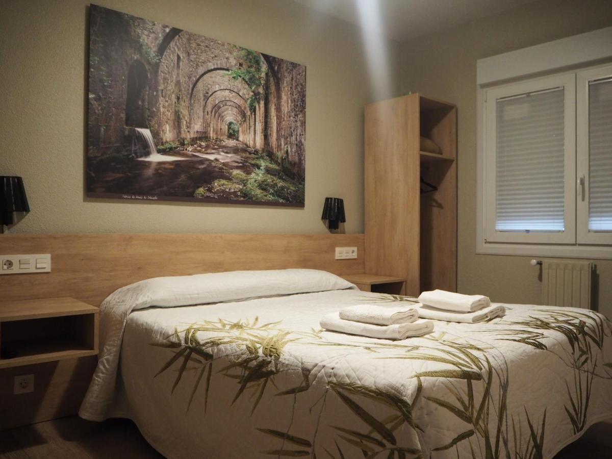 ホテル ホスタル アセッラ パンプローナ エクステリア 写真 A bedroom in a hotel