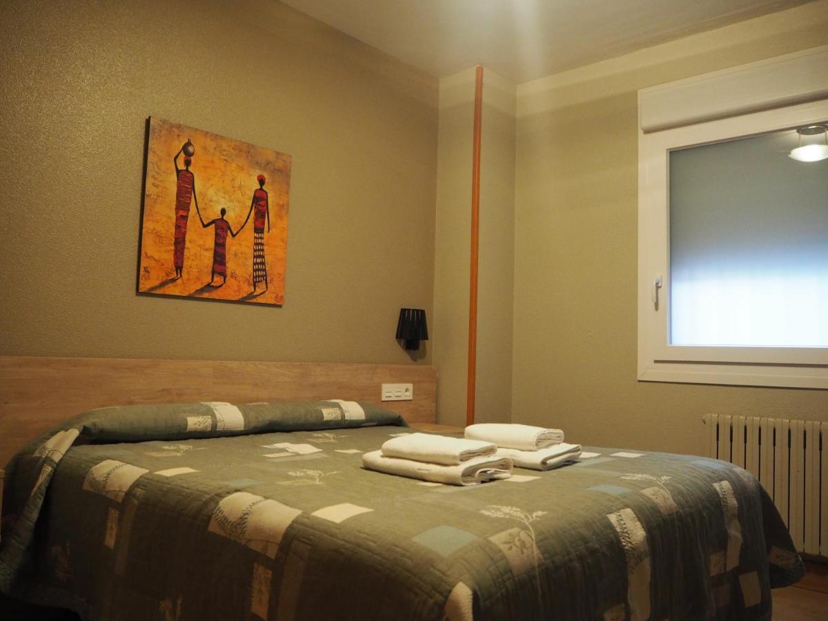 ホテル ホスタル アセッラ パンプローナ エクステリア 写真 A bedroom in a hotel
