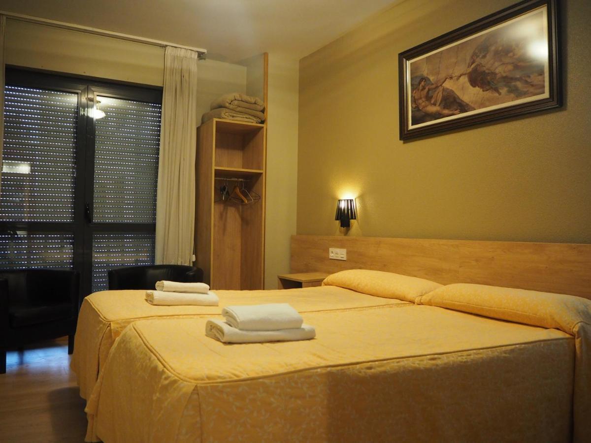 ホテル ホスタル アセッラ パンプローナ エクステリア 写真 A typical hotel room
