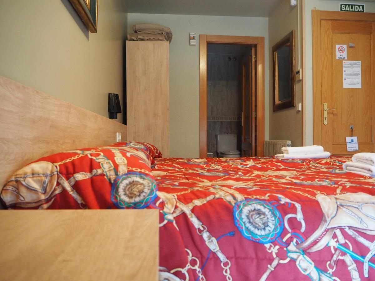 ホテル ホスタル アセッラ パンプローナ エクステリア 写真 A typical room at the hostel