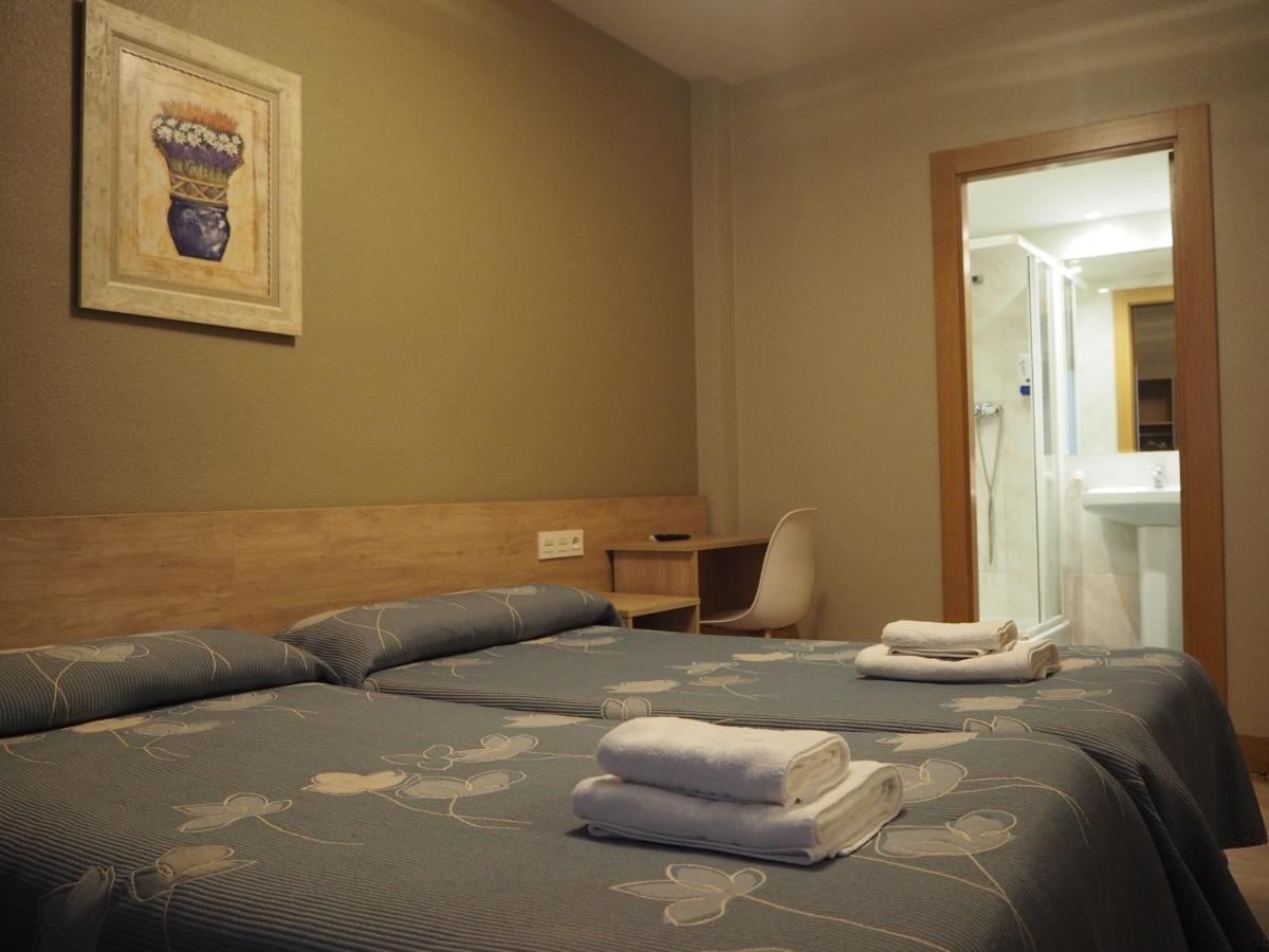 ホテル ホスタル アセッラ パンプローナ エクステリア 写真 A typical hotel room