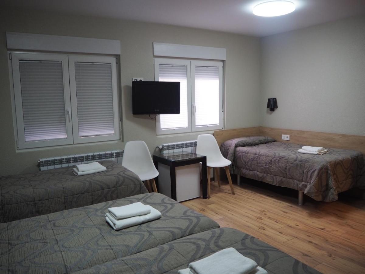 ホテル ホスタル アセッラ パンプローナ エクステリア 写真 A room at the Albergue de Peregrinos de Compostela