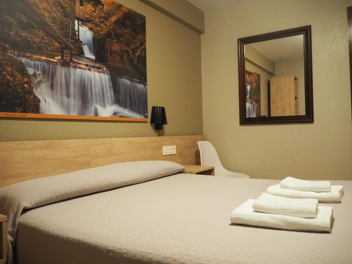 ホテル ホスタル アセッラ パンプローナ エクステリア 写真 A room at the hotel