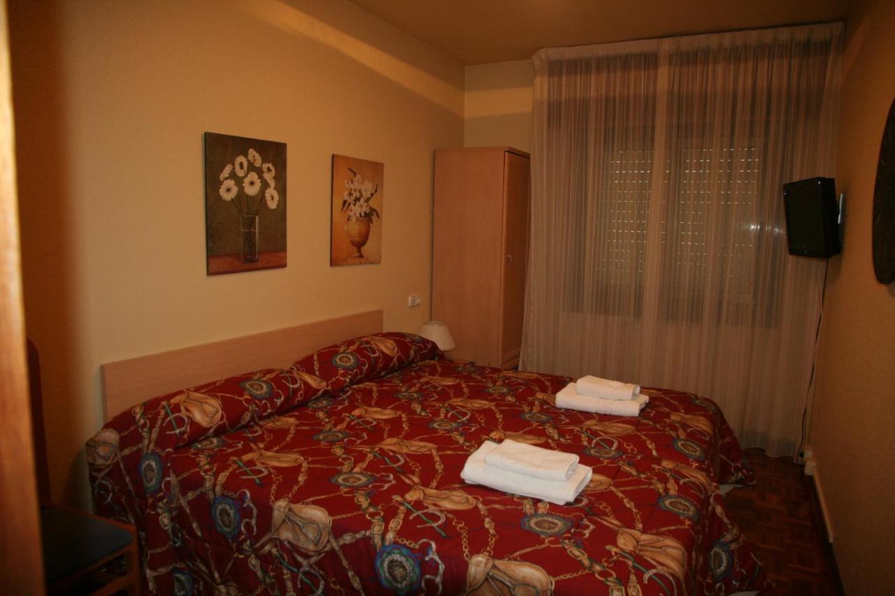 ホテル ホスタル アセッラ パンプローナ 部屋 写真 A typical room at the hotel